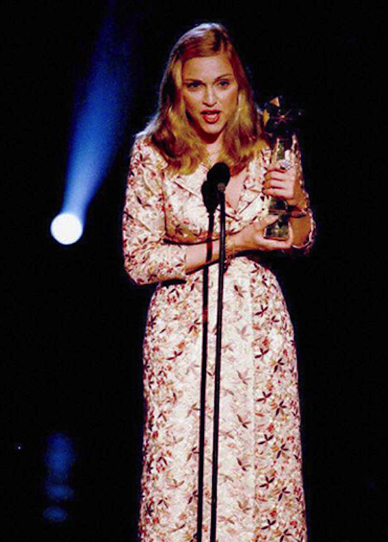 m-billboard-music-awards-96-b